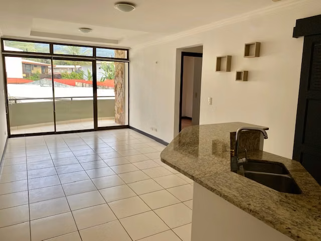 Apartamento sin muebles en Santa Ana, 2 habitaciones, 2 baños, 1 parqueo