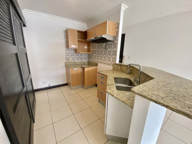 Apartamento sin muebles en Santa Ana, 2 habitaciones, 2 baños, 1 parqueo