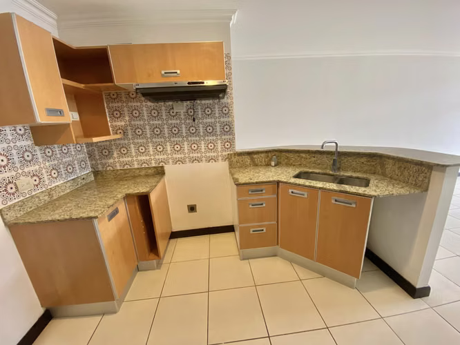 Apartamento sin muebles en Santa Ana, 2 habitaciones, 2 baños, 1 parqueo