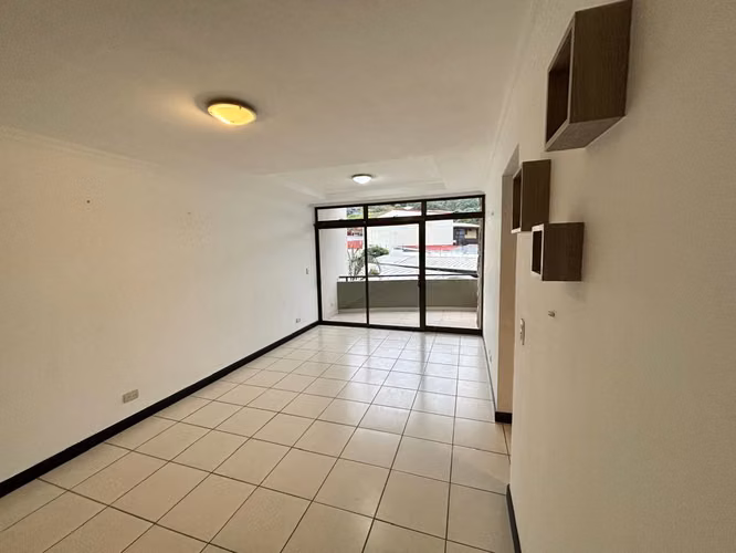 Apartamento sin muebles en Santa Ana, 2 habitaciones, 2 baños, 1 parqueo