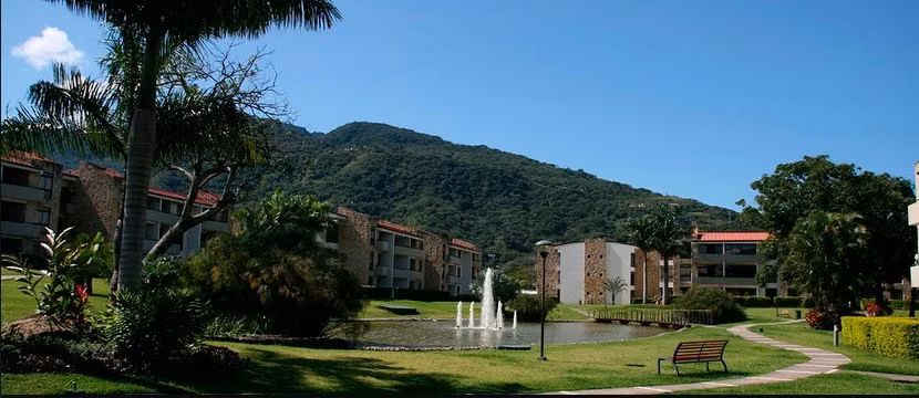 Apartamento sin muebles en Santa Ana, 2 habitaciones, 2 baños, 1 parqueo