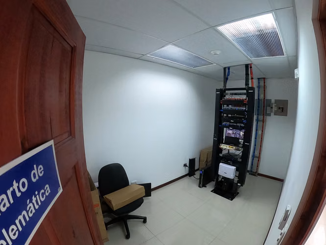 EDIFICIO EN RENTA O VENTA DIAGONAL AL PODER JUDICIAL Y A 25 METROS DE LA CLINICA CATÓLICA, SOBRE CALLE PRINCIPAL
