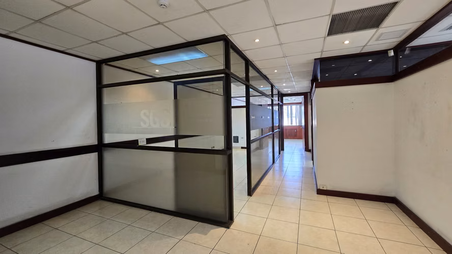 Alquiler de Oficina - Oficentro La Sabana 215m2 ID5998 - Imagen 5