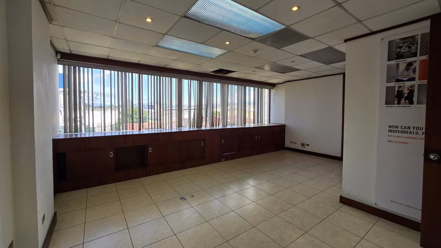 Alquiler de Oficina - Oficentro La Sabana 215m2 ID5998 - Imagen 4