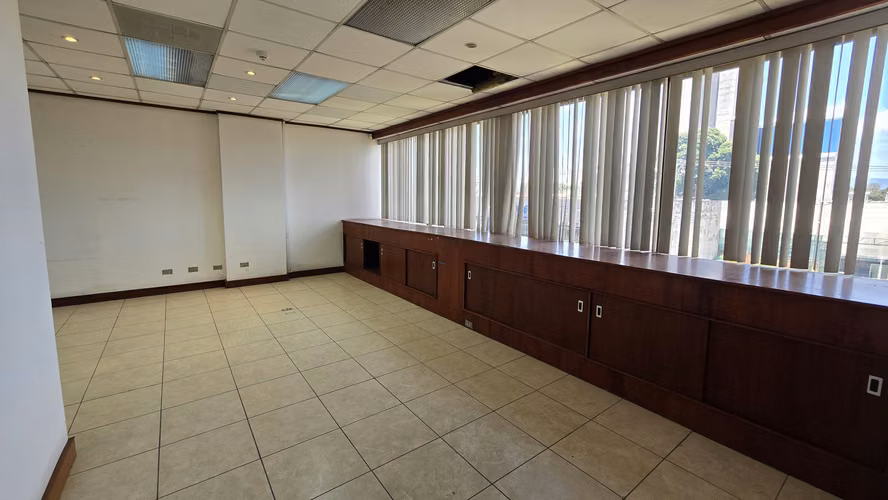Spacious Office in Oficentro La Sabana | Prime Location ID5998