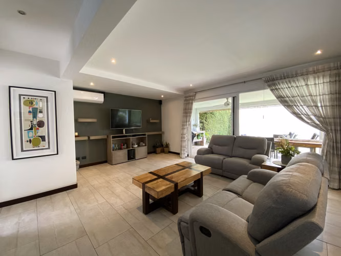 VENTA DE CASA EN CONDOMINIO EN GUACHIPELÍN DE POCAS UNIDADES - Imagen 7
