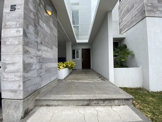 VENTA DE CASA EN CONDOMINIO EN GUACHIPELÍN DE POCAS UNIDADES - Imagen 19
