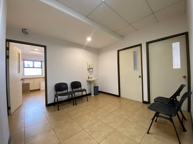 ALQUILER DE OFICINA EN SABANA OESTE CON ÁREA COMPARTIDA ADICIONAL