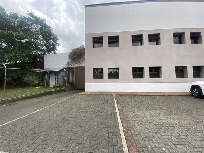 ALQUILER DE OFICINA EN SABANA OESTE CON ÁREA COMPARTIDA ADICIONAL