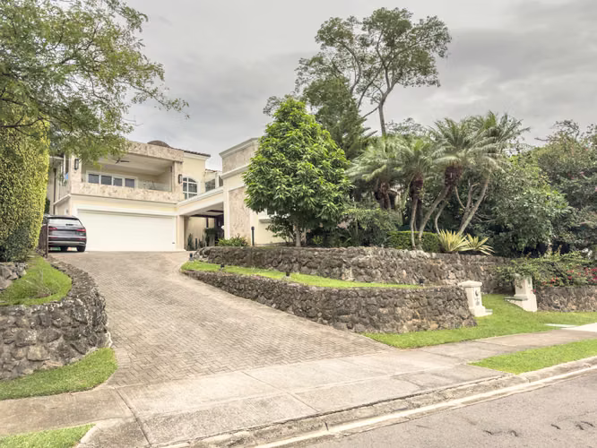 VENTA DE CASA EN CONDOMINIO CERRO ALTO