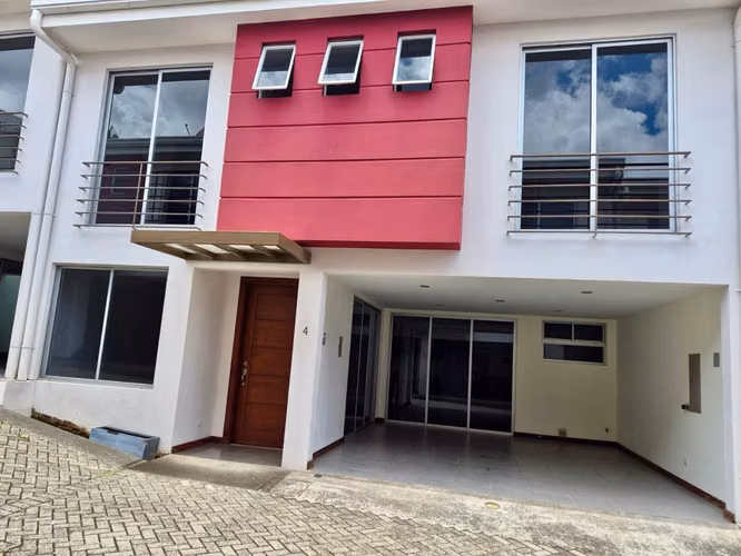 Se Alquila amplio apartamento de dos Pisos en Condominio