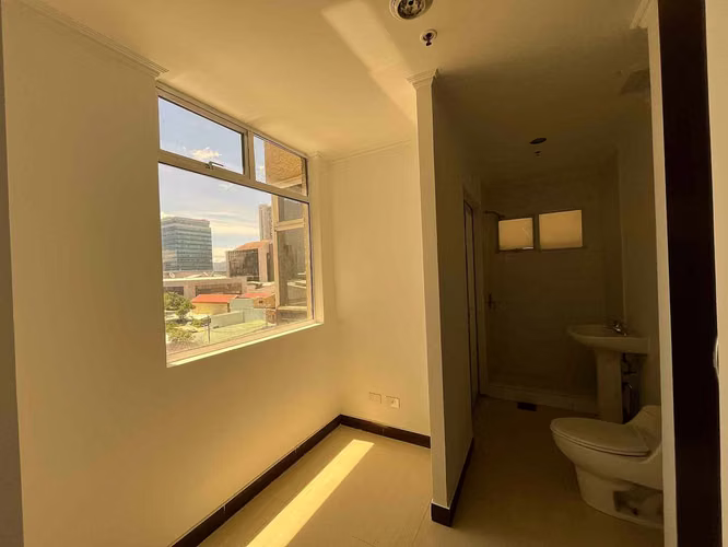 Venta de apartamento en La Sabana frente al lago con amplio balcón con vista
