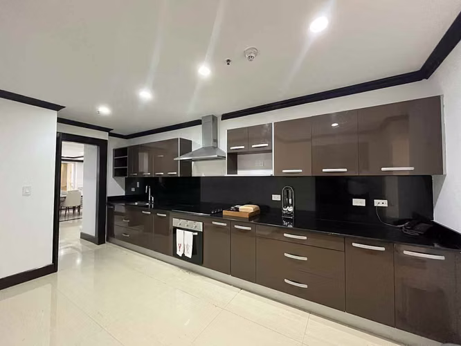 Venta de apartamento en La Sabana frente al lago con amplio balcón con vista