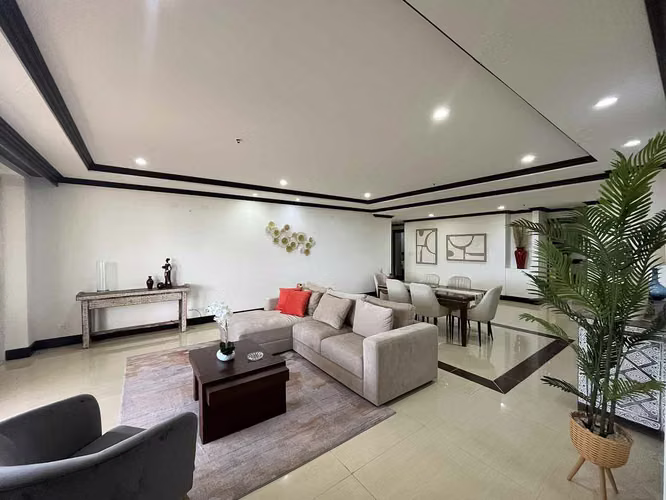Venta de apartamento en La Sabana frente al lago con amplio balcón con vista
