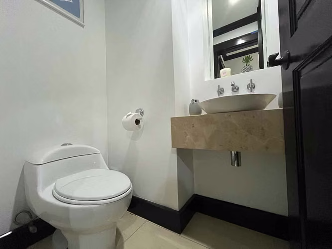 Venta de apartamento en La Sabana frente al lago con amplio balcón con vista