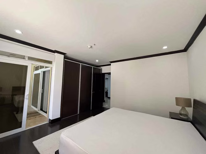Venta de apartamento en La Sabana frente al lago con amplio balcón con vista