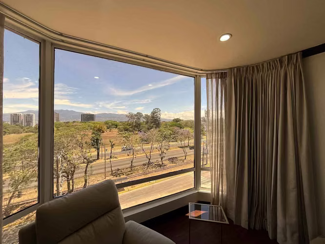 Venta de apartamento en La Sabana frente al lago con amplio balcón con vista