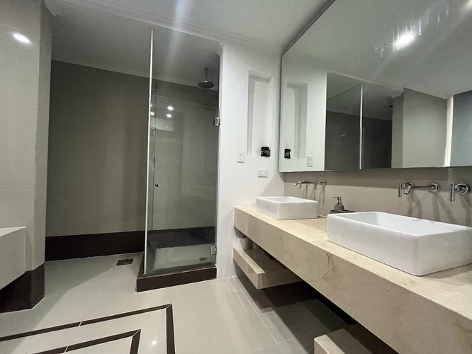 Venta de apartamento en La Sabana frente al lago con amplio balcón con vista