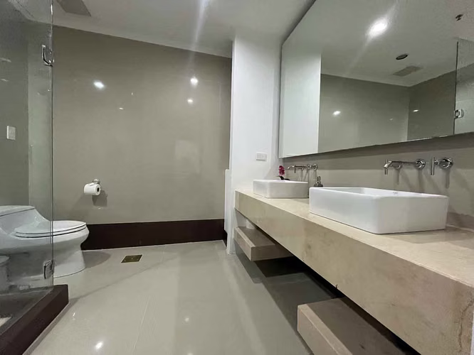Venta de apartamento en La Sabana frente al lago con amplio balcón con vista