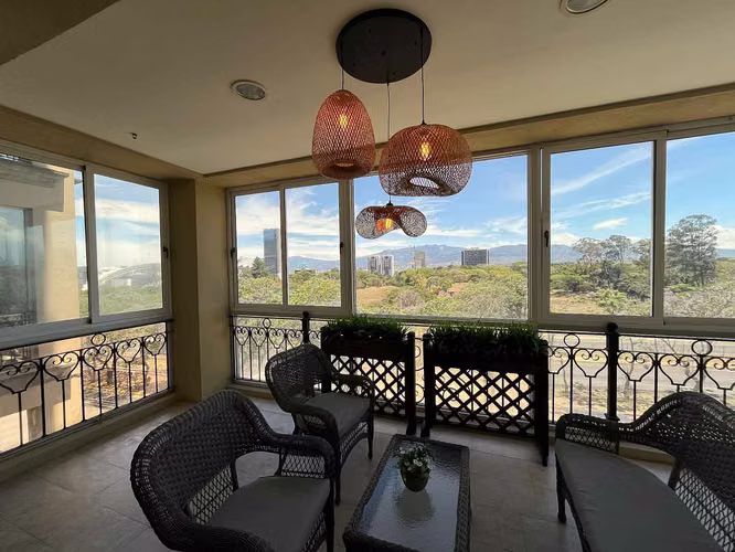 Venta de apartamento en La Sabana frente al lago con amplio balcón con vista