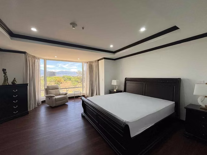 Venta de apartamento en La Sabana frente al lago con amplio balcón con vista