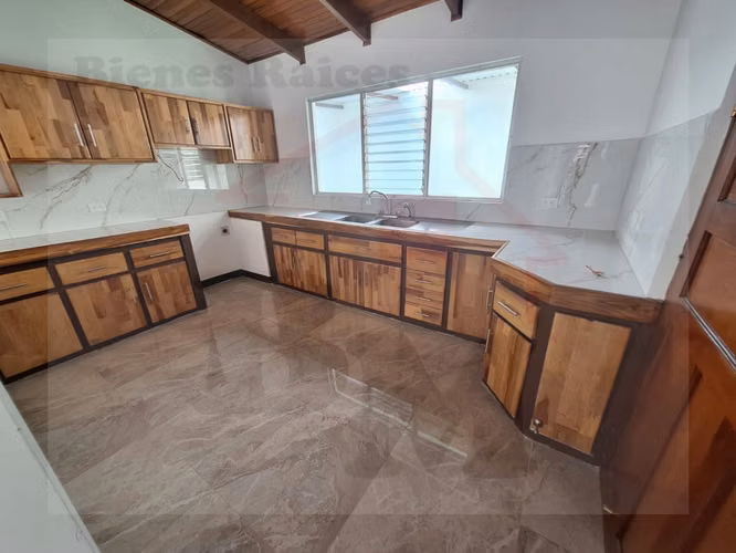 Se Vende Amplia y Hermosa Casa en Mercedes Norte (Recién Remodelada) - Imagen 19