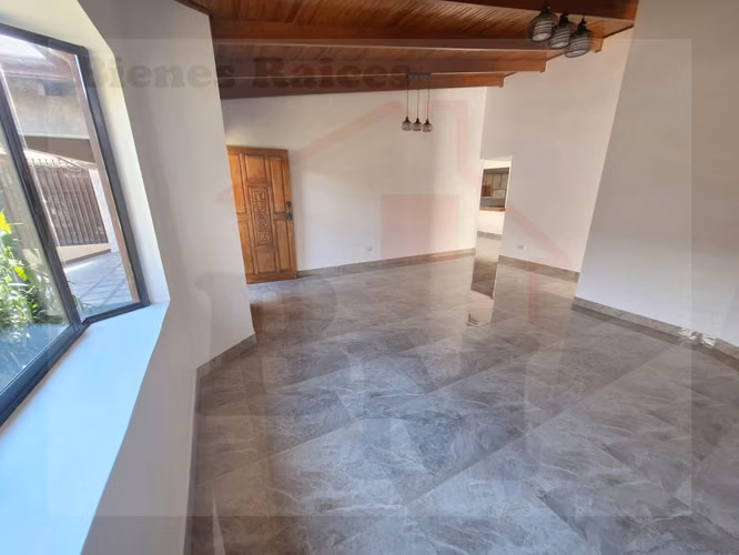 Se Vende Amplia y Hermosa Casa en Mercedes Norte (Recién Remodelada) - Imagen 10
