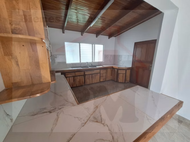 Se Vende Amplia y Hermosa Casa en Mercedes Norte (Recién Remodelada) - Imagen 2