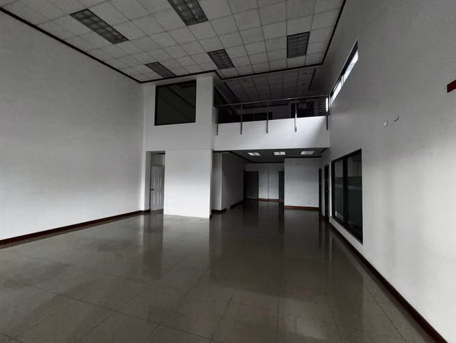 Local comercial disponible en Coronado. Paseo nuevo.