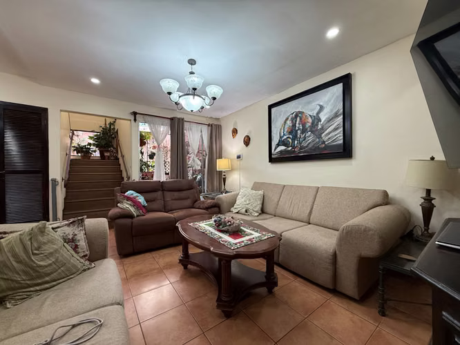 Venta de casa de 2 plantas ubicada en el Centro de Coronado