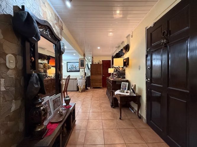 Venta de casa de 2 plantas ubicada en el Centro de Coronado