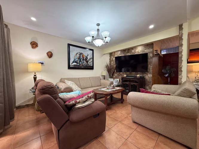 Venta de casa de 2 plantas ubicada en el Centro de Coronado