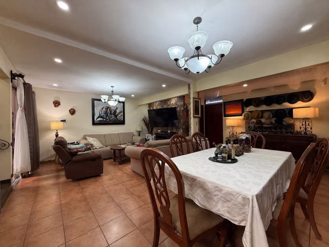 Venta de casa de 2 plantas ubicada en el Centro de Coronado