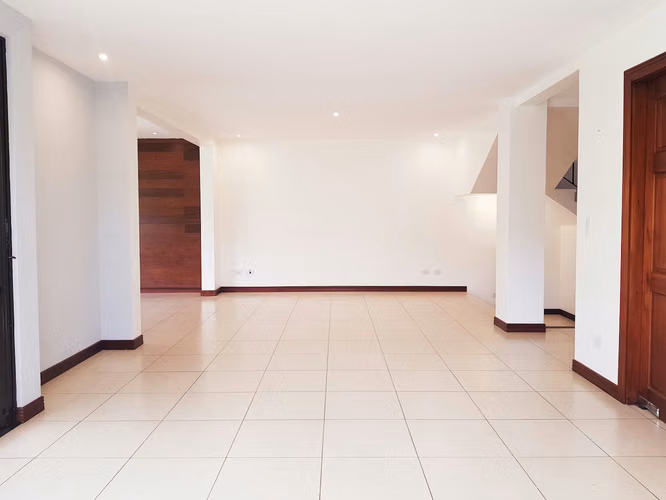 VENTA DE CASA PARA INVERSIÓN EN CONDOMINIO ALMERIA - Imagen 3