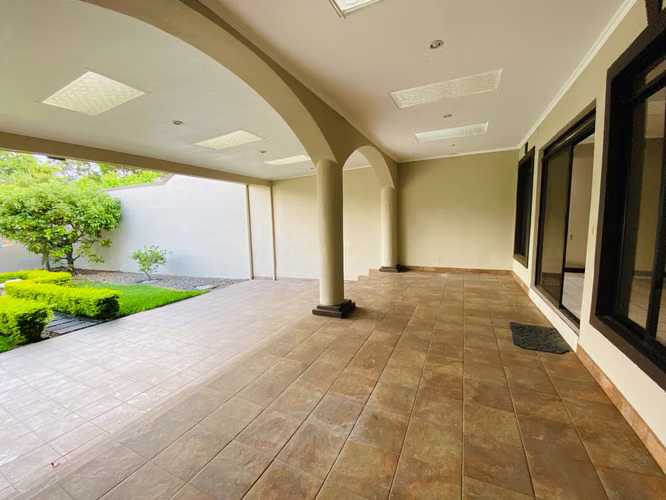 VENTA DE CASA EN RESIDENCIAL PARA INVERSIÓN - Imagen 1