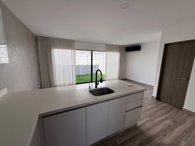 Casa con LINEA BLANCA en condominio Bali Wellness en Guachipelín
