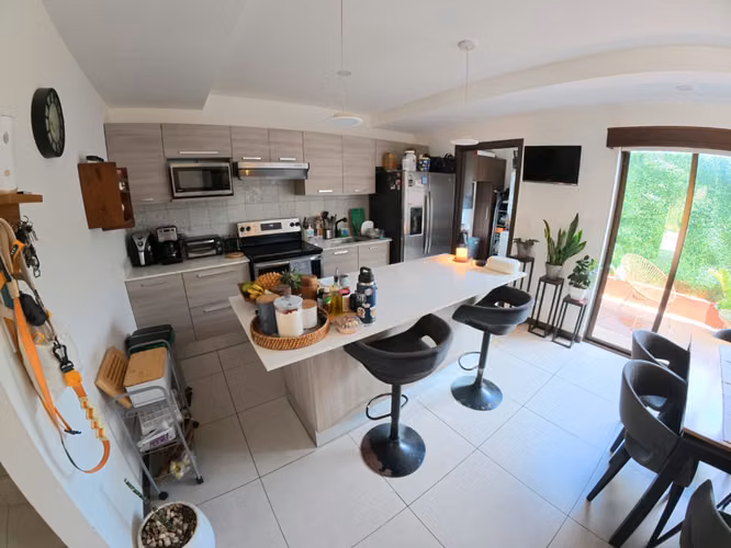 Amplia casa de 170 m² con extras y excelente ubicación ( JS 1322 25 )