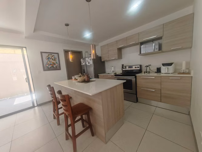 Se vende casa en Escazú Urbano. Oportunidad!