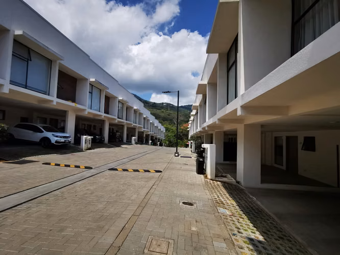 Se vende casa en Escazú Urbano. Oportunidad!