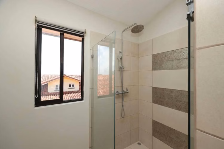 VENTA  DE EXCLUSIVA CASA EN CONDOMINIO EN PIEDADES DE  SANTA ANA - Imagen 5