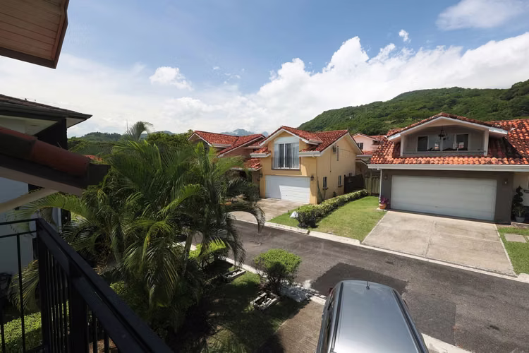 VENTA  DE EXCLUSIVA CASA EN CONDOMINIO EN PIEDADES DE  SANTA ANA - Imagen 8
