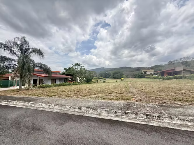 Lote en condominio Valle Escondido HG