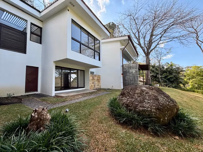 Venta o alquiler de casa lujo, Santa Ana. Condo habitaciones en primer nivel. - Imagen 2