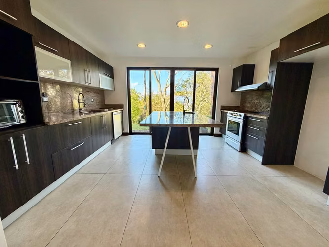 Venta o alquiler de casa lujo, Santa Ana. Condo habitaciones en primer nivel. - Imagen 8