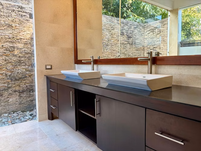 Venta o alquiler de casa lujo, Santa Ana. Condo habitaciones en primer nivel. - Imagen 13