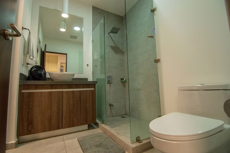 APARTAMENTO EN CONDOMINIO EN SANTA ANA EN 1ER PISO CON TERRAZA/PATIO Y LÍNEA BLANCA - Imagen 10