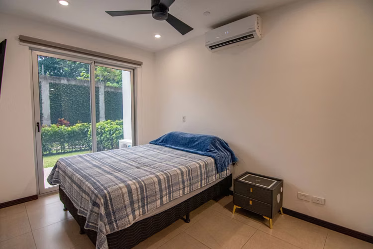 APARTAMENTO EN CONDOMINIO EN SANTA ANA EN 1ER PISO CON TERRAZA/PATIO Y LÍNEA BLANCA - Imagen 3