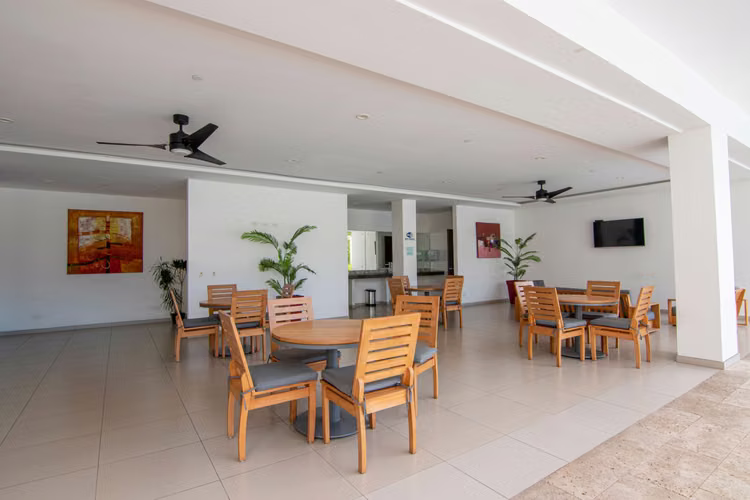 APARTAMENTO EN CONDOMINIO EN SANTA ANA EN 1ER PISO CON TERRAZA/PATIO Y LÍNEA BLANCA - Imagen 8