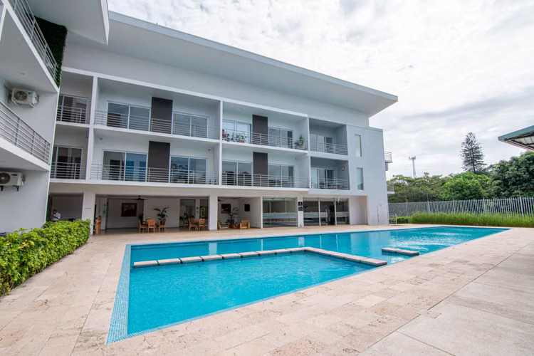 APARTAMENTO EN CONDOMINIO EN SANTA ANA EN 1ER PISO CON TERRAZA/PATIO Y LÍNEA BLANCA - Imagen 16
