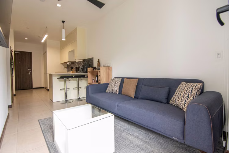 APARTAMENTO EN CONDOMINIO EN SANTA ANA EN 1ER PISO CON TERRAZA/PATIO Y LÍNEA BLANCA - Imagen 4